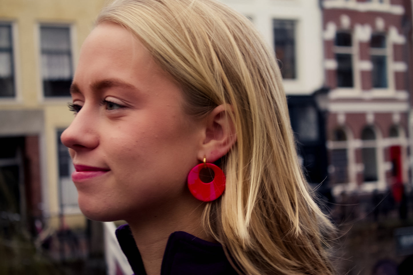 Gouden oorbellen met rood / paarse hanger