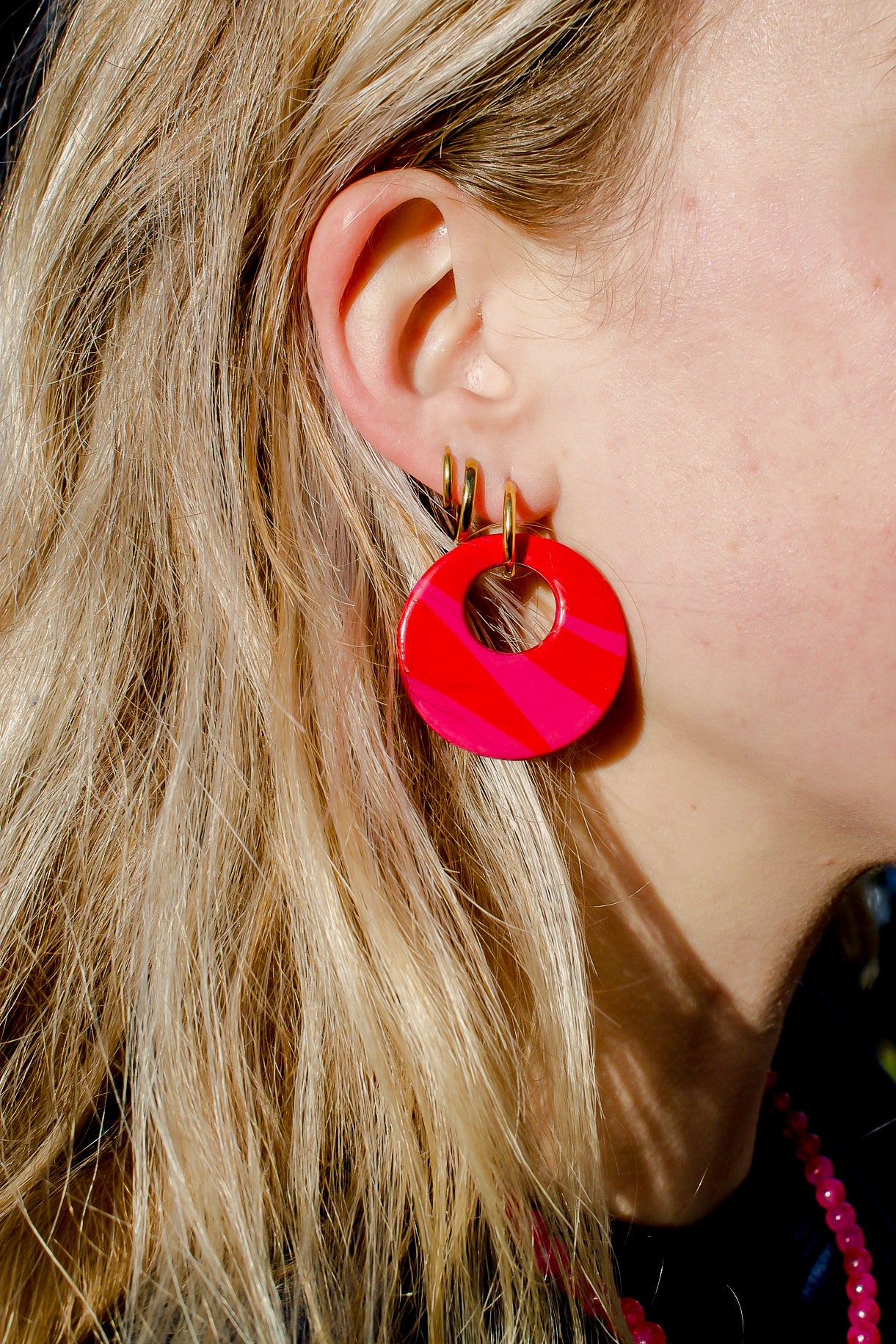 Gouden oorbellen met rood / paarse hanger