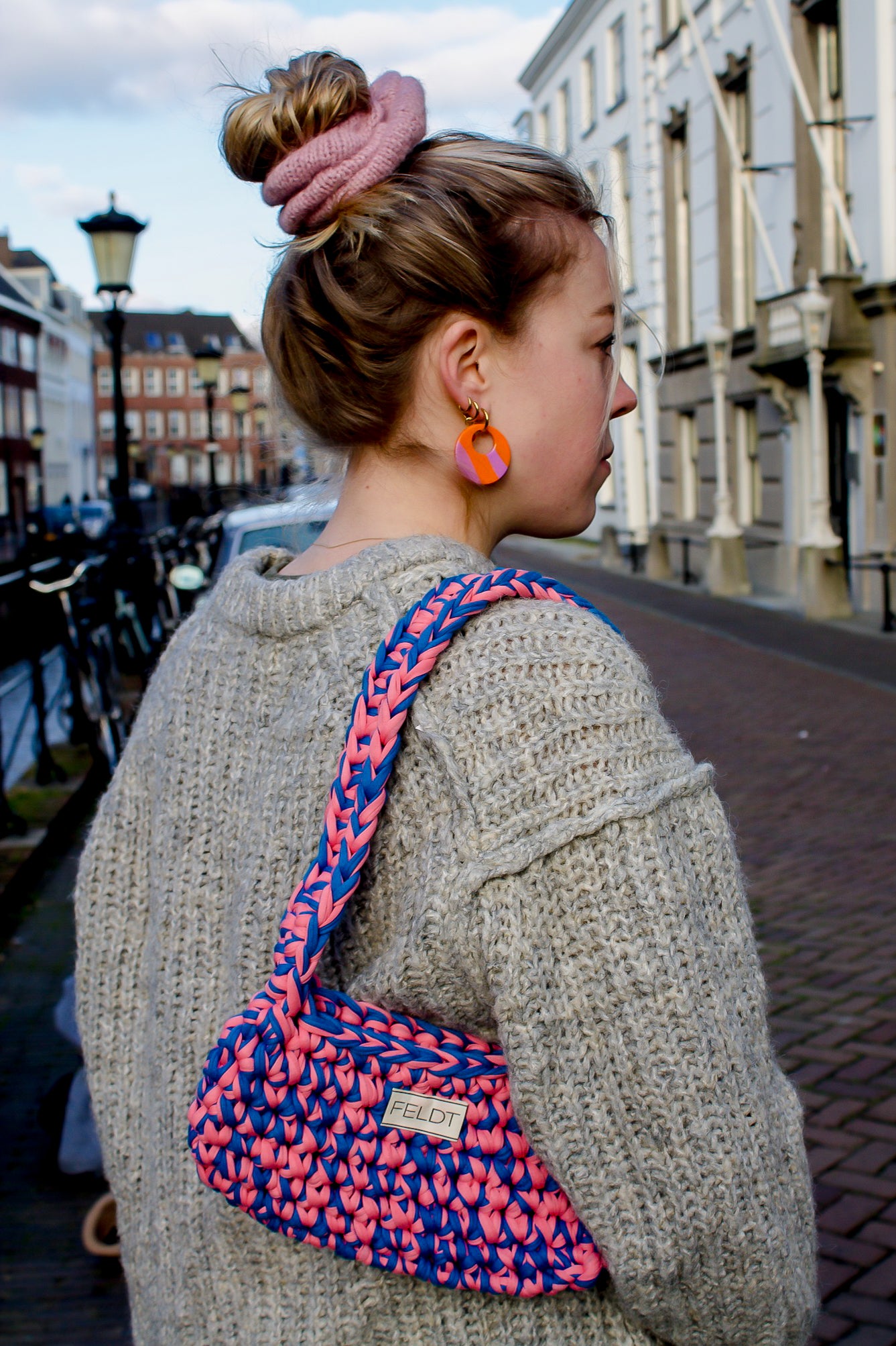 Gouden oorbellen met paars / oranje hanger