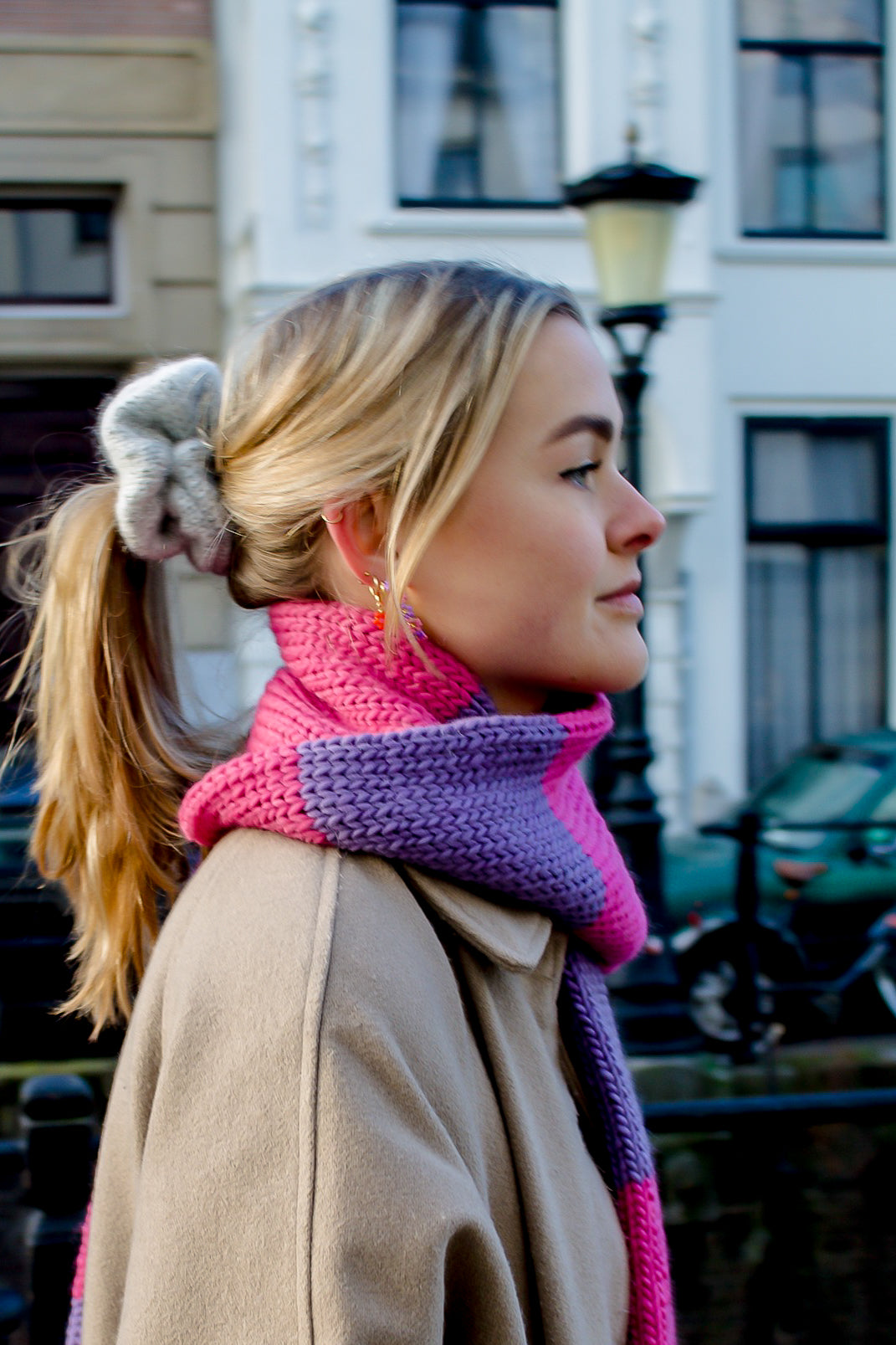 Grijze scrunchie