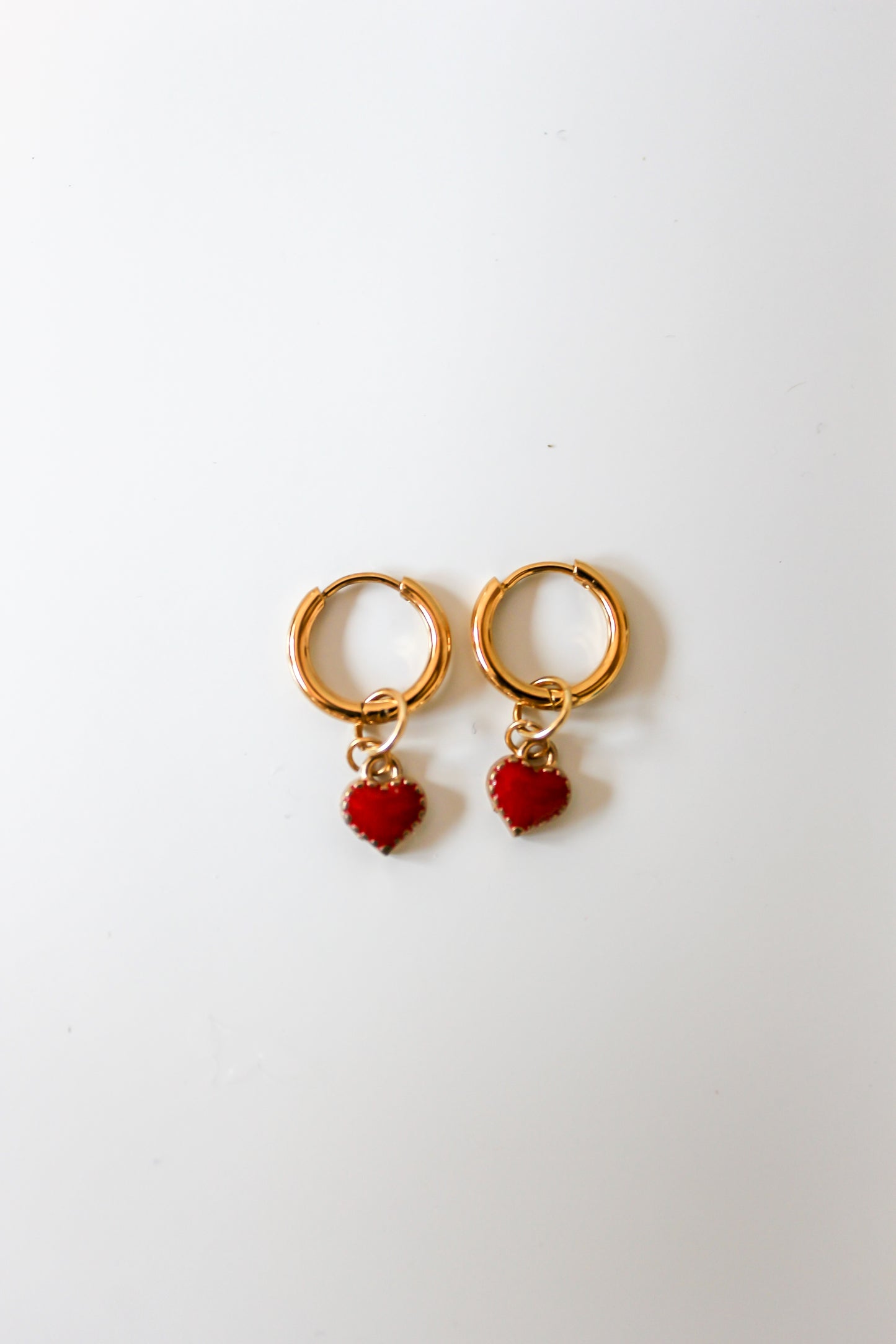 Gouden oorbellen met rood hartje
