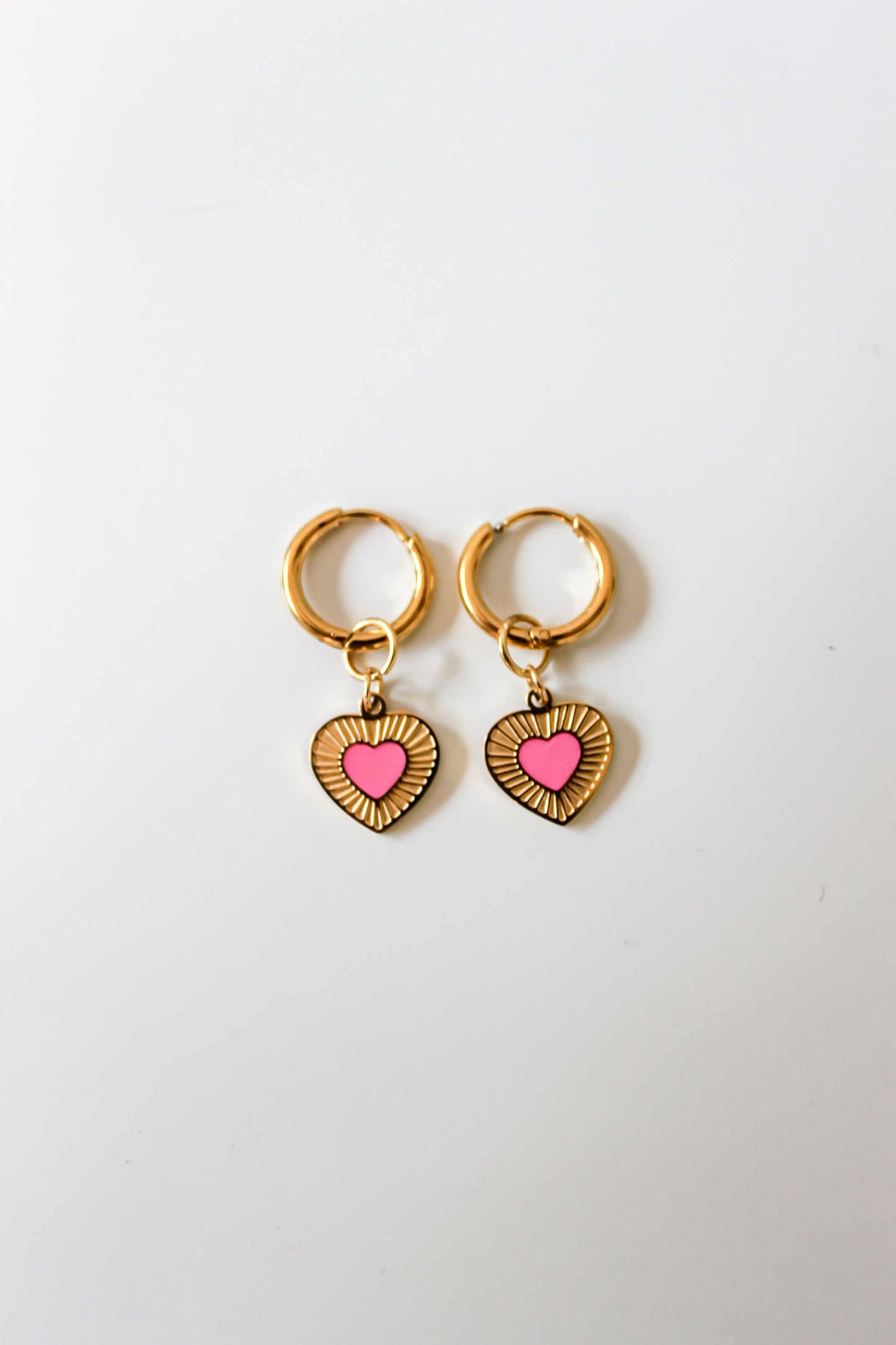 Gouden oorbellen met roze hartje
