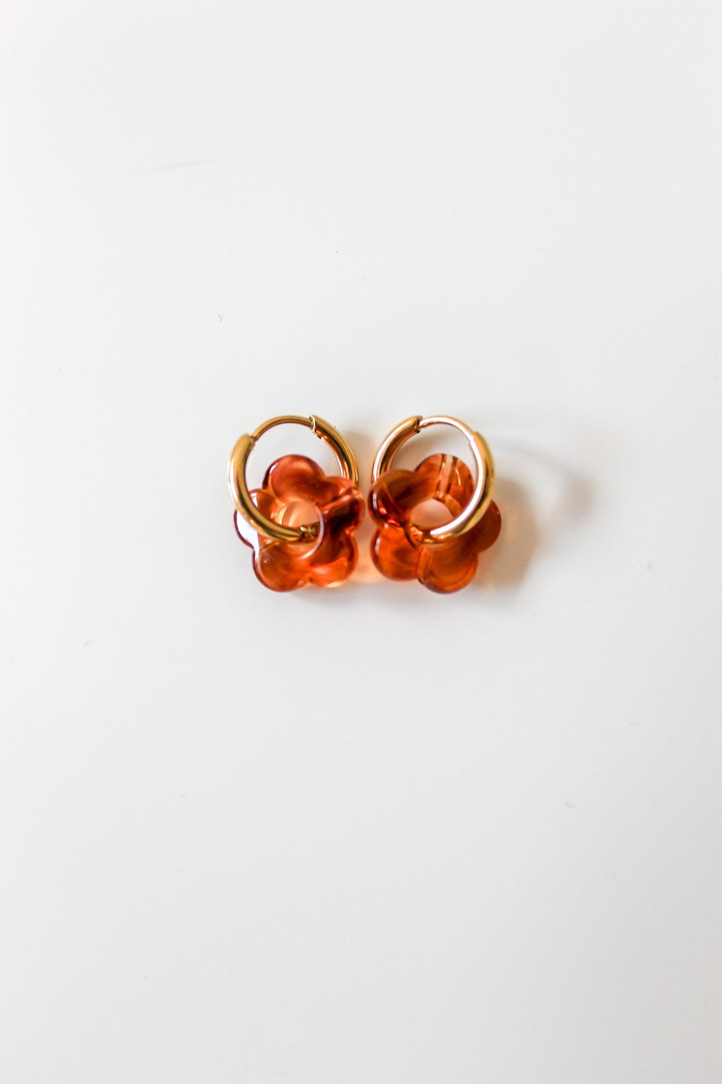 Gouden oorbellen met bruine bloem