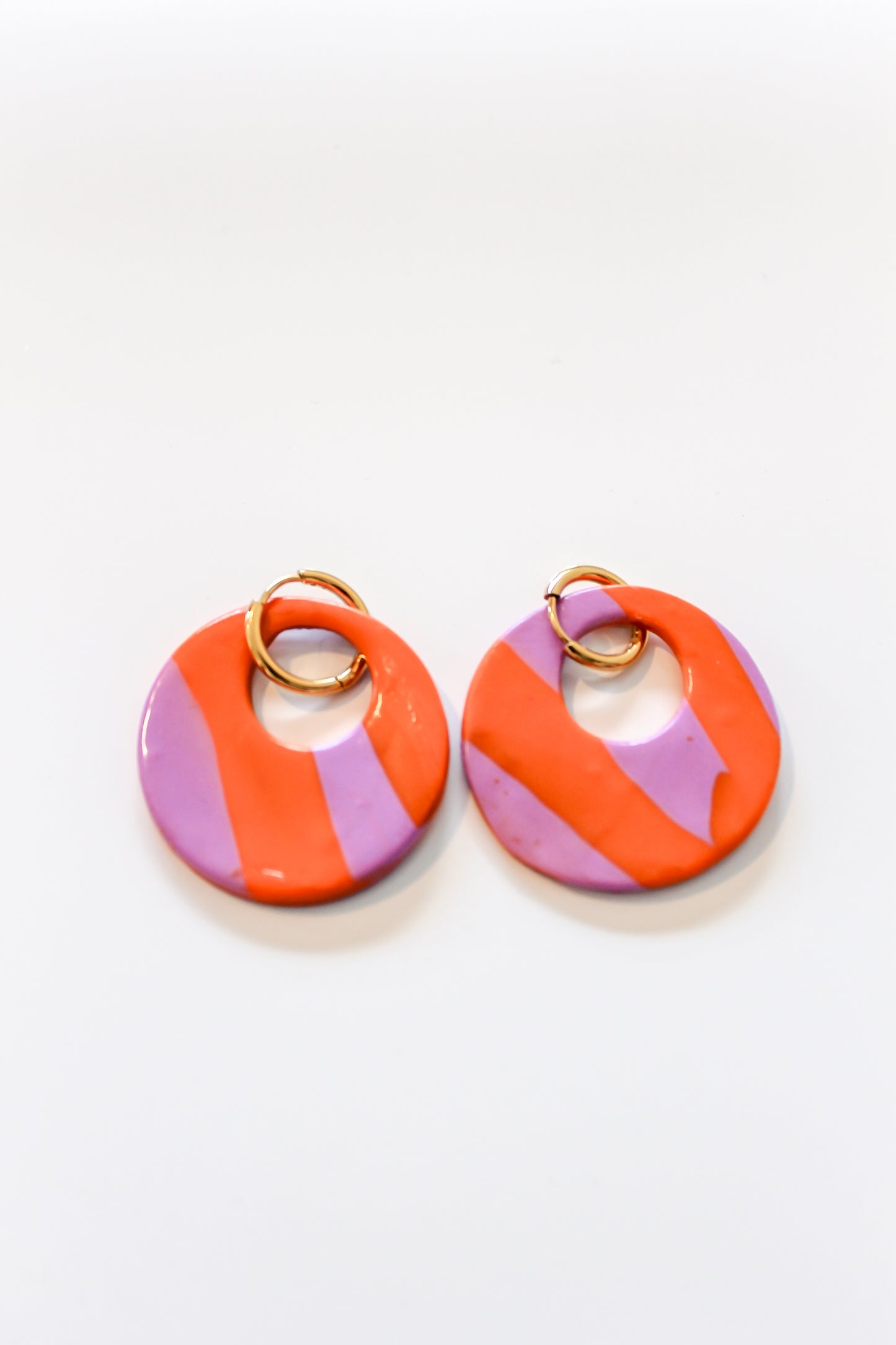 Gouden oorbellen met paars / oranje hanger