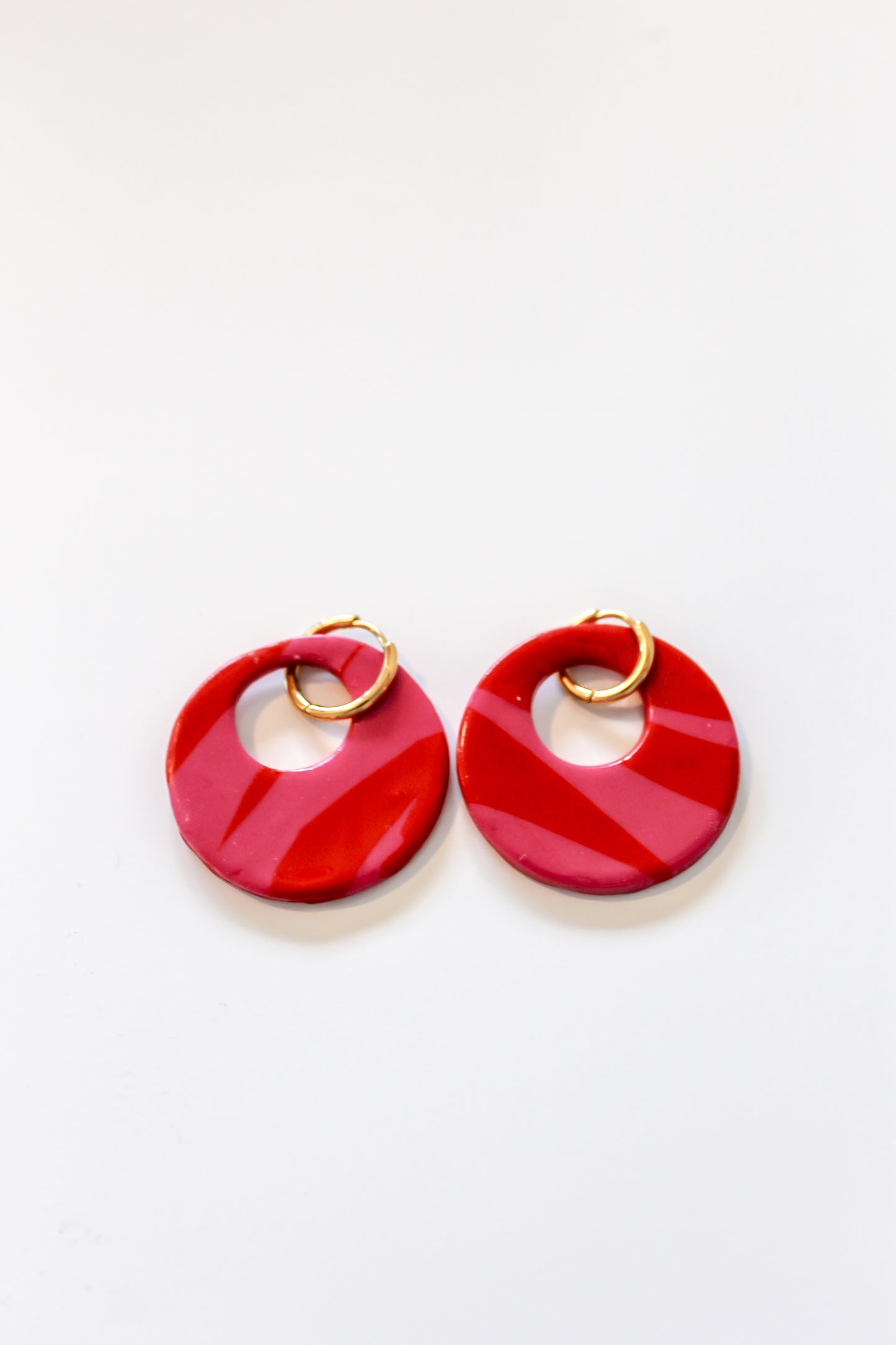 Gouden oorbellen met rood / paarse hanger