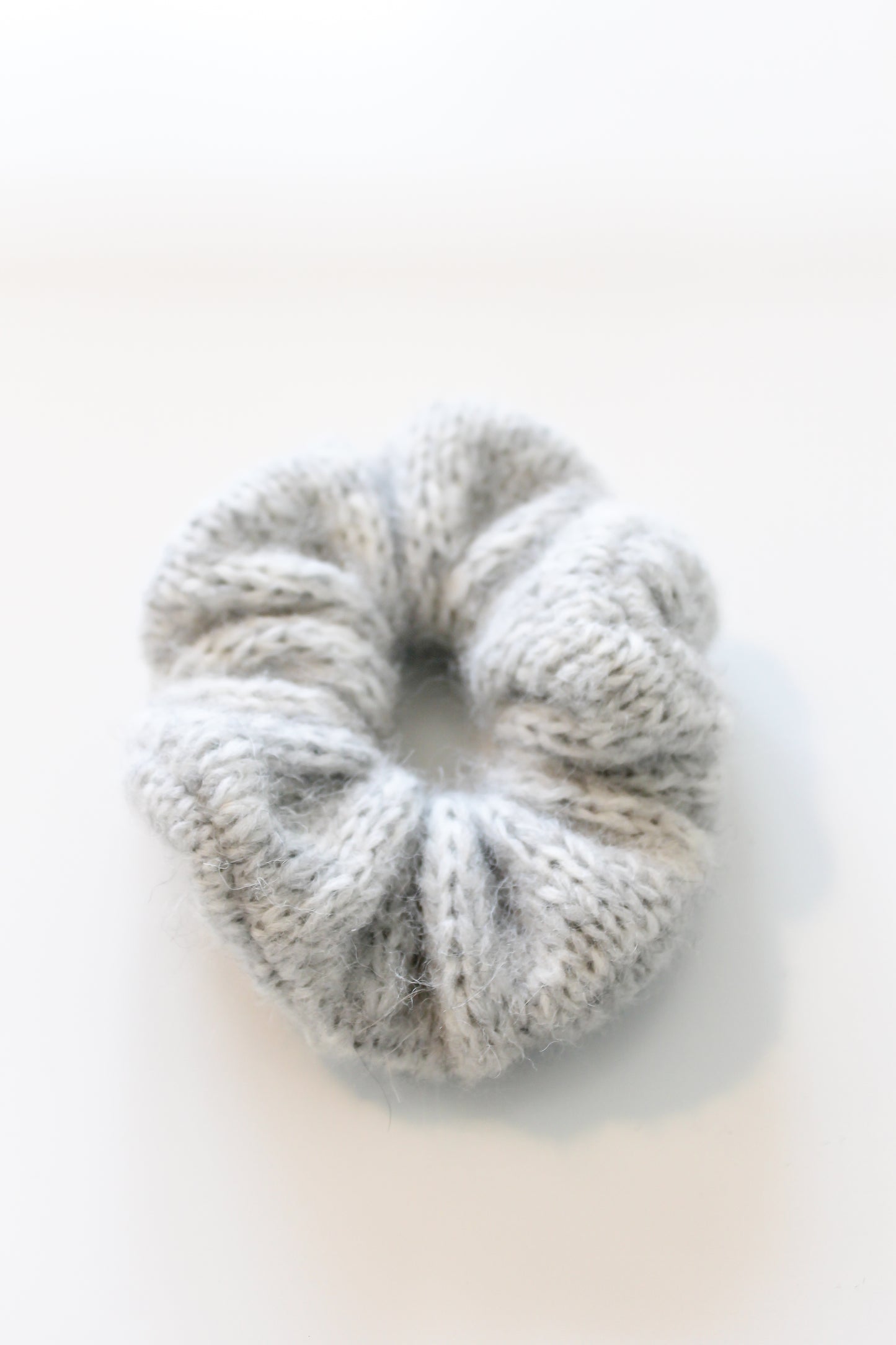 Grijze scrunchie